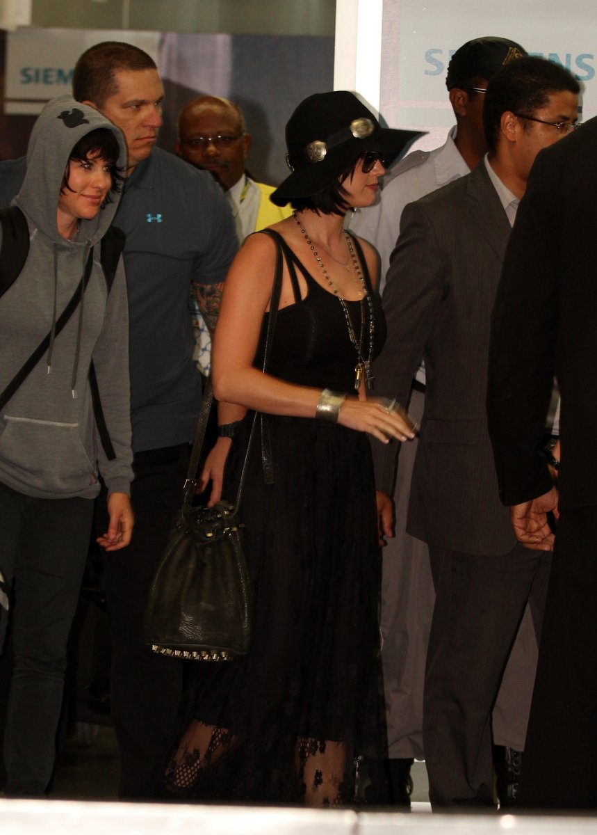 Katy Perry desembarcou no Rio na manhã deste domingo, 29