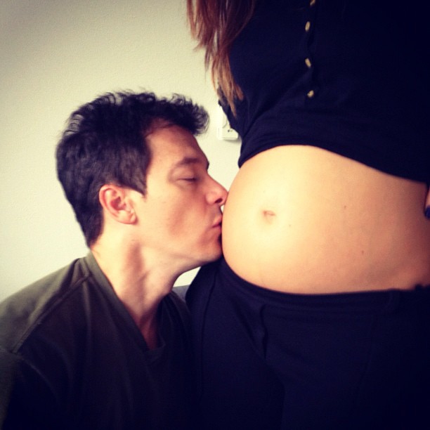 Rodrigo Faro beija barriga de Vera Viel (Foto: Instagram)