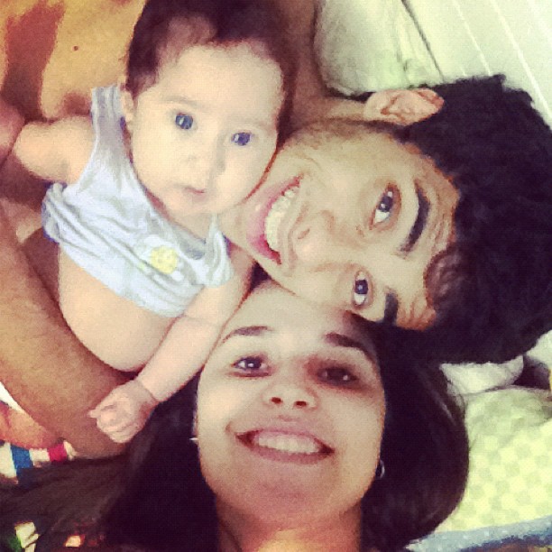 Perlla com o marido Cássio Castilhol e da filha Pérola (Foto: Instagram/ Reprodução)