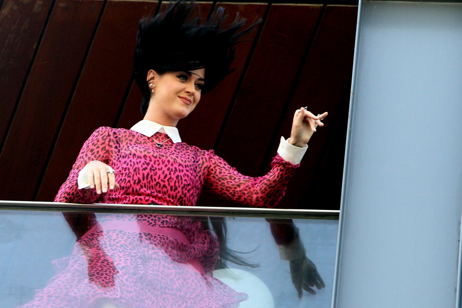 Katy Perry não fez a diva e apareceu na varanda do hotel para a alegria dos fãs