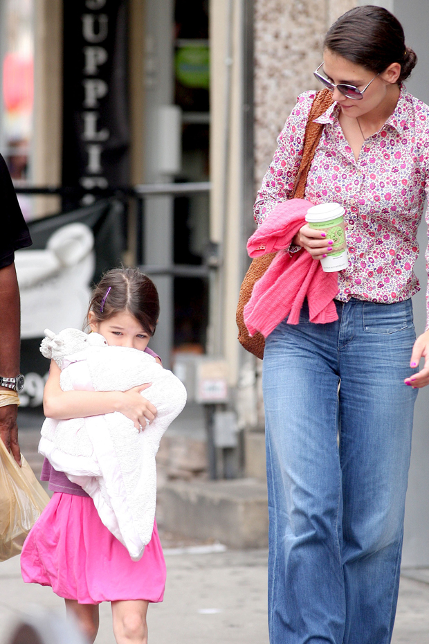 Katie Holmes passeia com Suri Cruise em Nova York (Foto: Honopix / Frame)