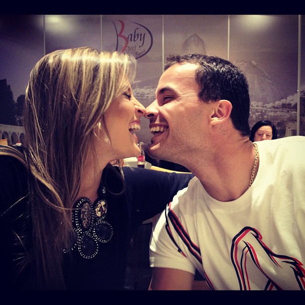 Mari Paraíba comemora aniversário com o namorado, o jogador de vôlei Riad, em churrascaria no Rio (Foto: Instagram/ Reprodução)