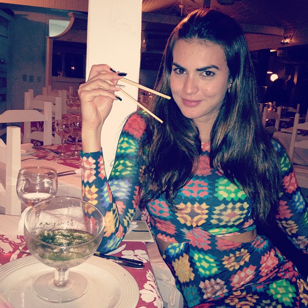 Renata Molinaro durante jantar (Foto: Instagram/ Reprodução)
