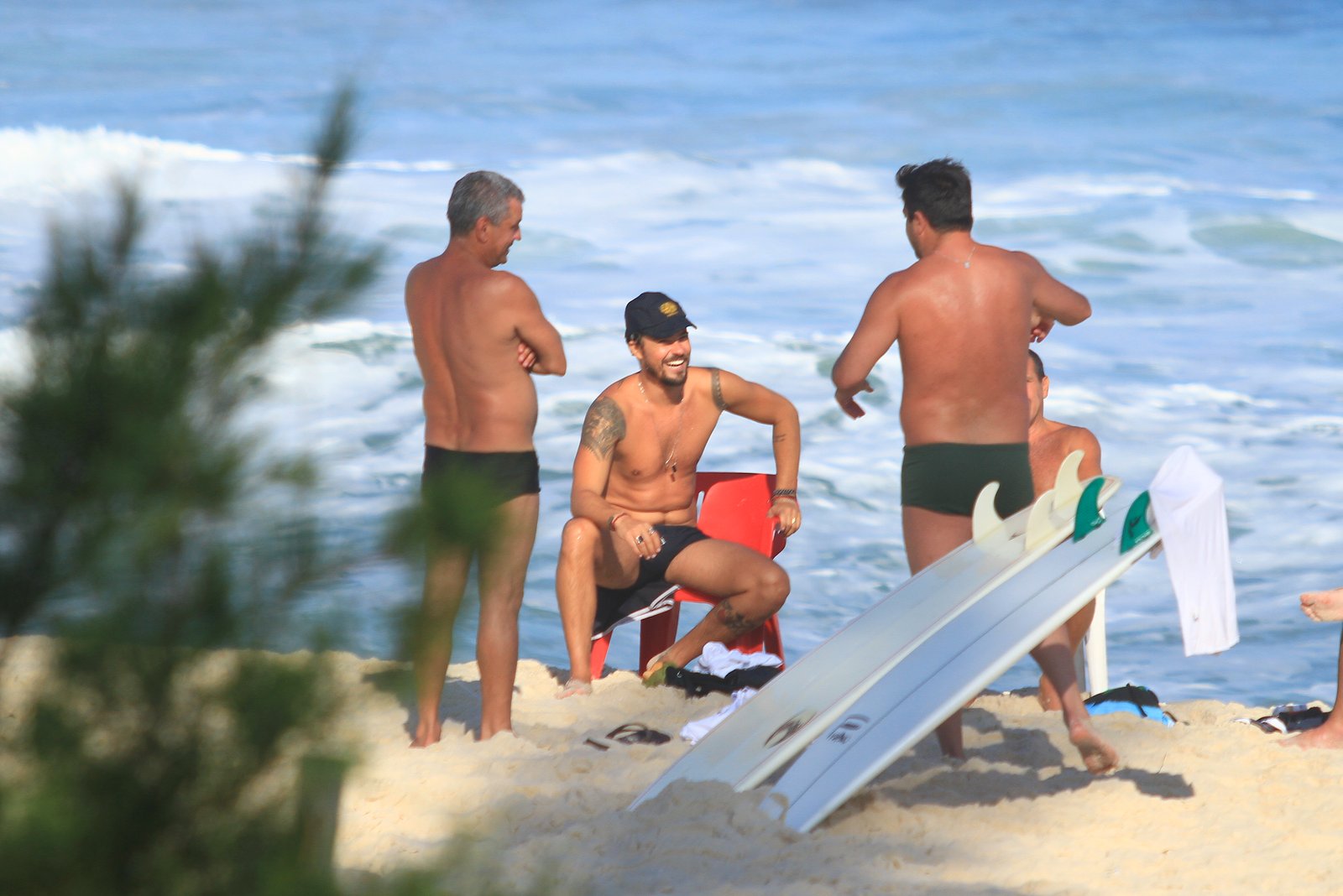 Paulo Vilhena estava relaxado com amigos na praia do Recreio, na Zona Oeste do Rio