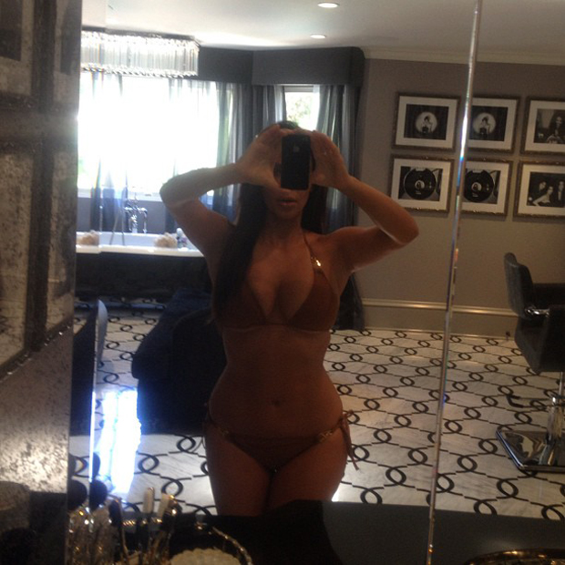Kim Kardashian posta foto de biquíni (Foto: Instagram / Reprodução)