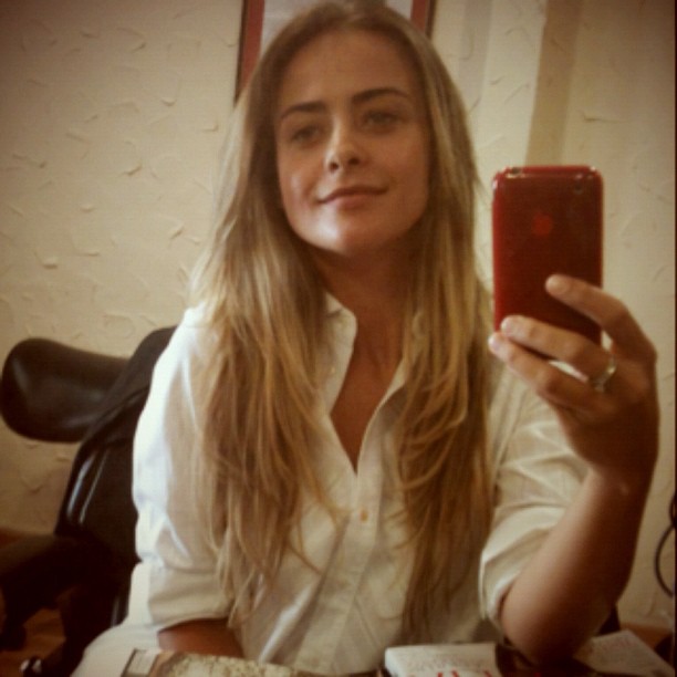 Juliana Silveira posta foto com cabelos alongados (Foto: Reprodução / Instagram)