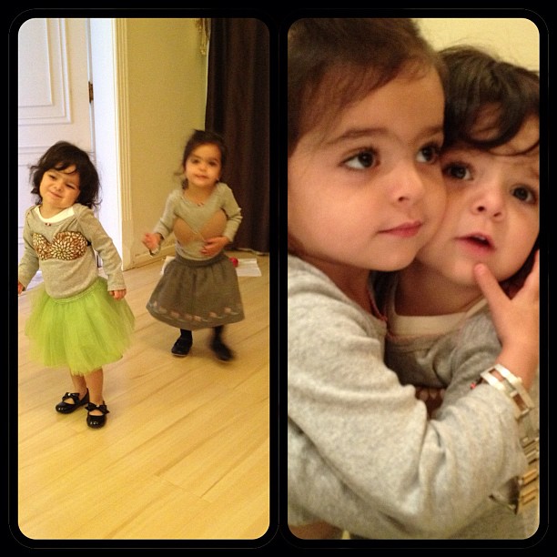 Filhas de Luciano Camargo, as gêmeas Helena e Isabella usam roupas da mãe, Flávia (Foto: Reprodução/Instagram)