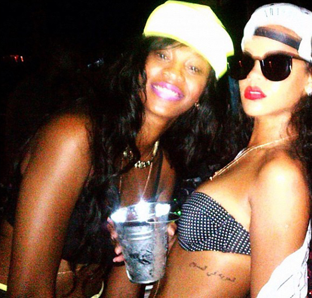 Rihanna e amiga (Foto: Instagram / Reprodução)