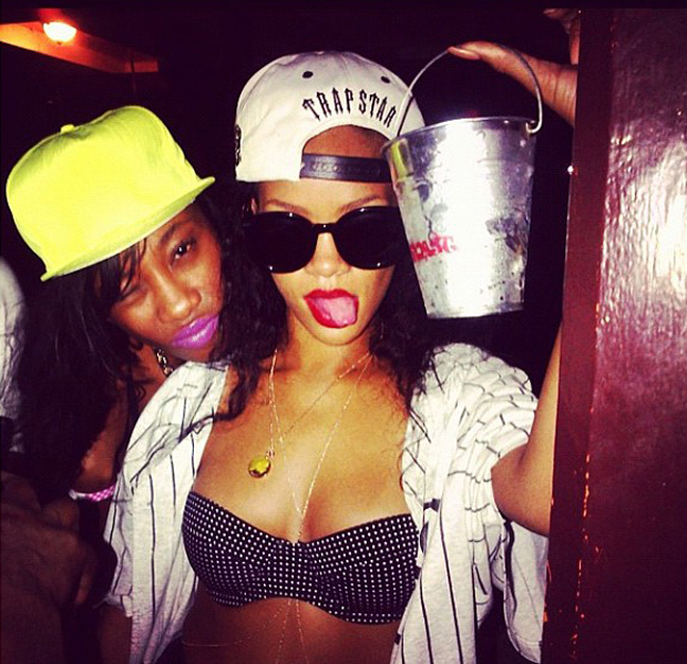 Rihanna e amiga (Foto: Instagram / Reprodução)