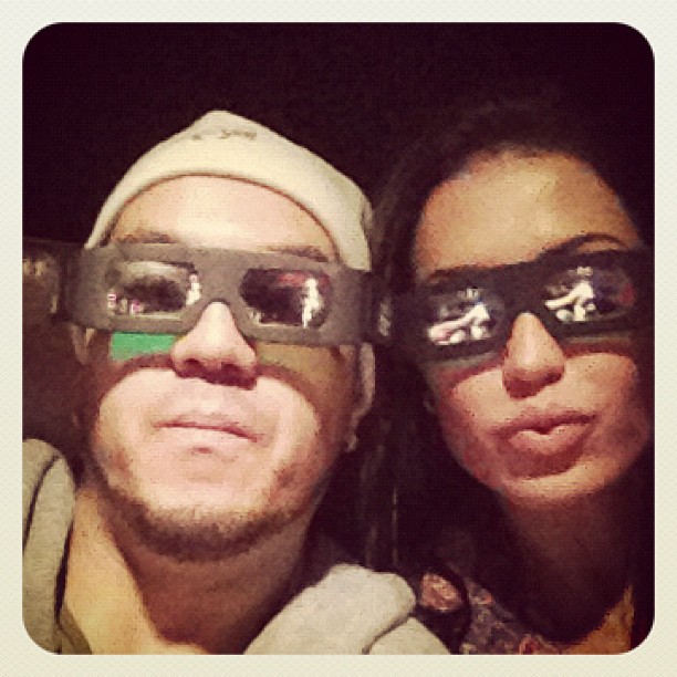 Belo e Gracyanne assistem a filme em 3D (Foto: Reprodução/Instagram)
