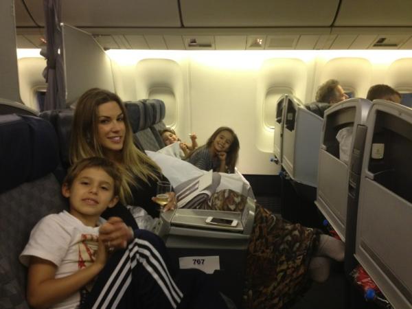 Joana Prado, mulher de Vitor Belfort, com os filhos em avião (Foto: Reprodução / Twitter)