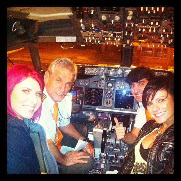 Thais Bianca e Babi Rossi posam com pilotos na cabine de avião (Foto: Instagram)