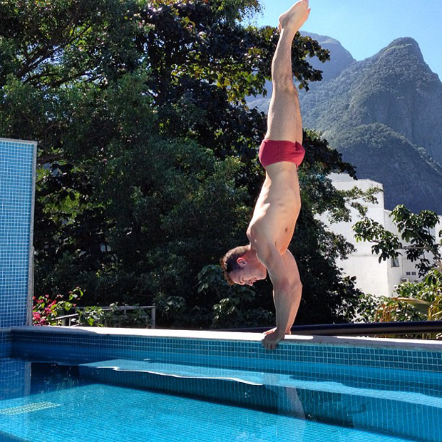 Diego Hypolito na piscina de casa (Foto: Instagram / Reprodução)
