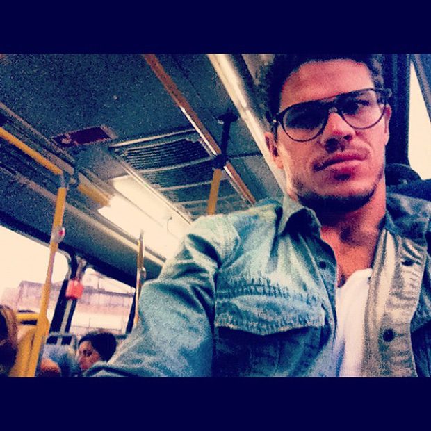 José Loreto posta foto dentro de ônibus (Foto: Instagram / Reprodução)