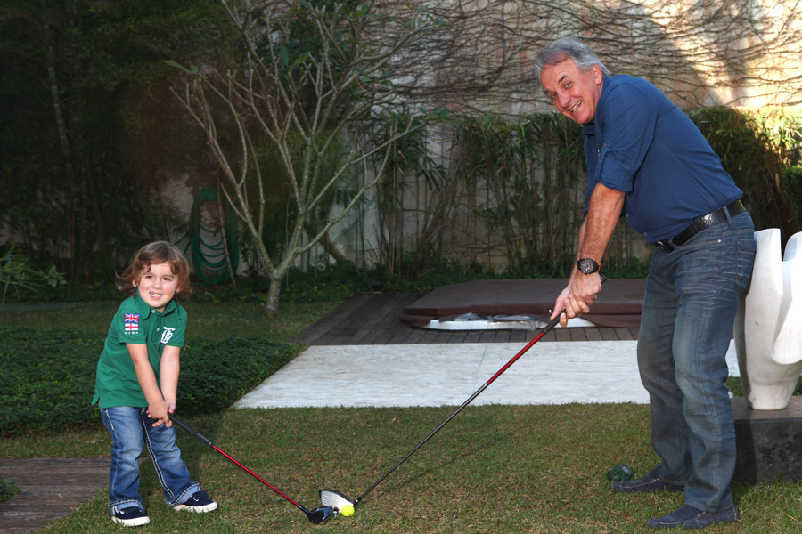 Otávio Mesquita e Pietro brincam de golfe no jardim da casa da família, no bairro do Morumbi, em São Paulo