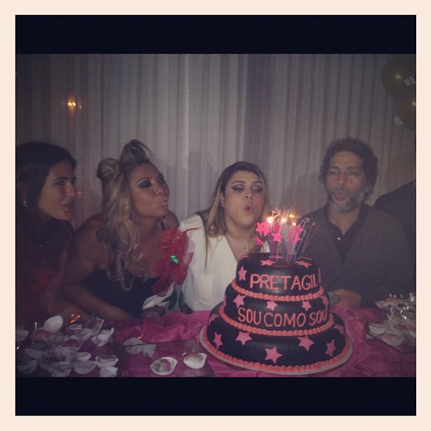 Preta Gil sopra as velinhas de seu bolo ao lado de Antonia Morais, Gaby Amarantos e Estevão Ciavatta (Foto: Instagram)