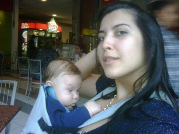 Priscila Pires com o filho (Foto: Reprodução/Twitter)