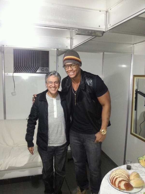 Caetano Veloso e Léo Santana em Ilhéus (Foto: Sandro Andrade/ Divulgação)