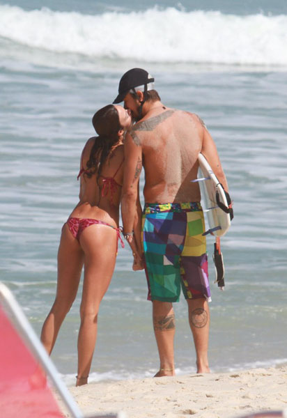Thaila Ayala e Paulo Vilhena trocam beijos na praia do Recreio dos Bandeirantes, Zona Oeste do Rio