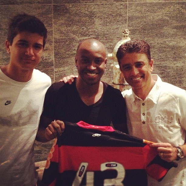 Thiaguinho ao lado dos jogadores Bebeto e Matheus (Foto: Reprodução Instagram)
