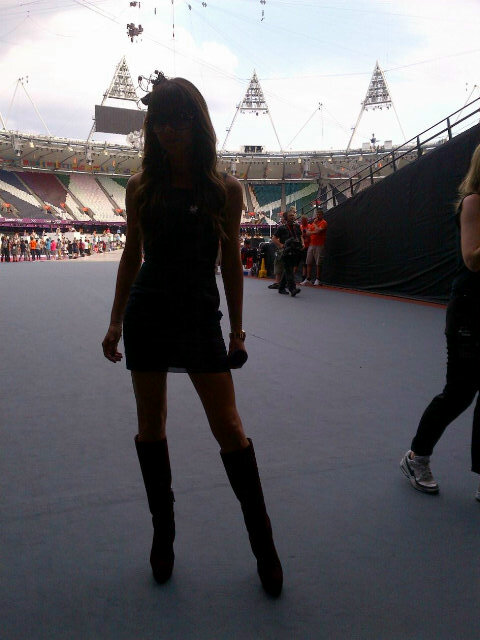Victoria Beckham nos bastidores do show das Spcie Girls no encerramento das Olimpíadas de Londres (Foto: Reprodução / Twitter)