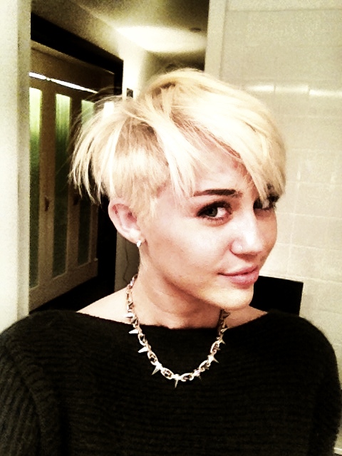 Miley Cyrus chocou os fãs ao aparecer com os cabelos curtinhos e parte da cabeça raspada.
