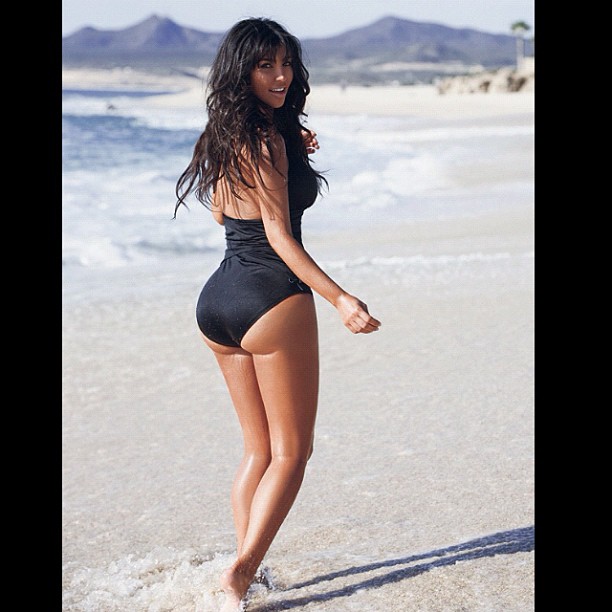Kim Kardashian curte domingão na praia (Foto: Reprodução / Instagram)