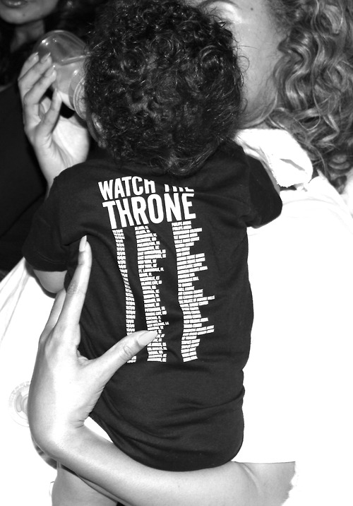 Beyoncé dá mamadeira para a filha, Blue Ivy (Foto: Reprodução / Tumblr)