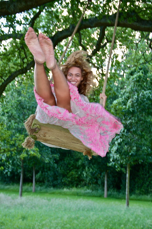 Beyoncé brinca em um balanço (Foto: Reprodução / Tumblr)
