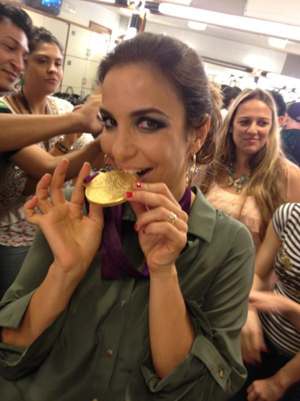 Ivete Sangalo com medalha de ouro: 'Ouro tem sabor especial'  (Foto: Reprodução / Facebook)