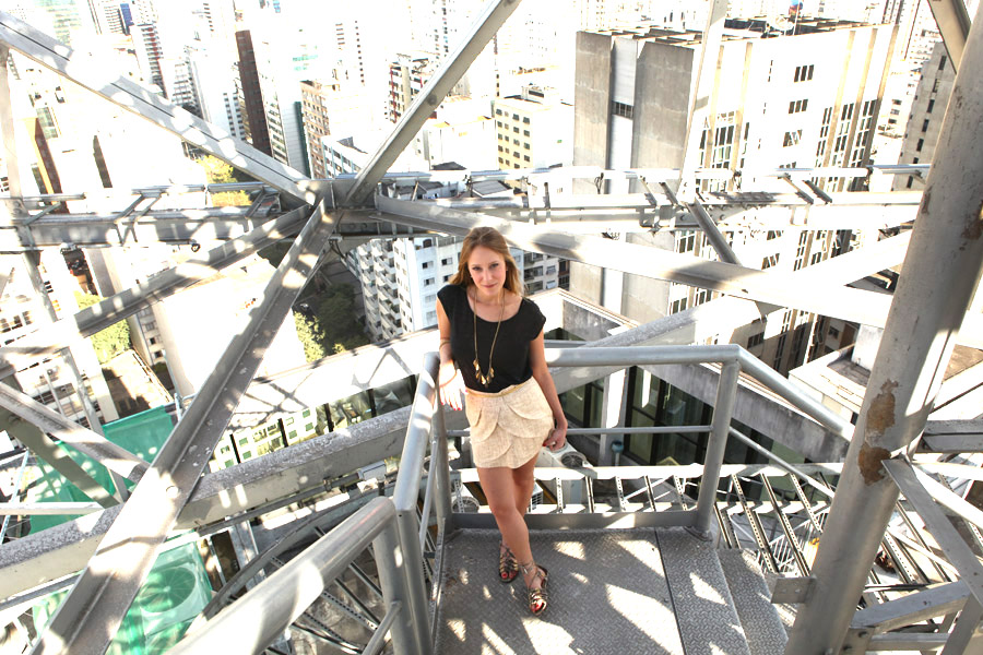 Carol Abras, a Begônia de 'Avenida Brasil', posou para o EGO no topo de um prédio em São Paulo