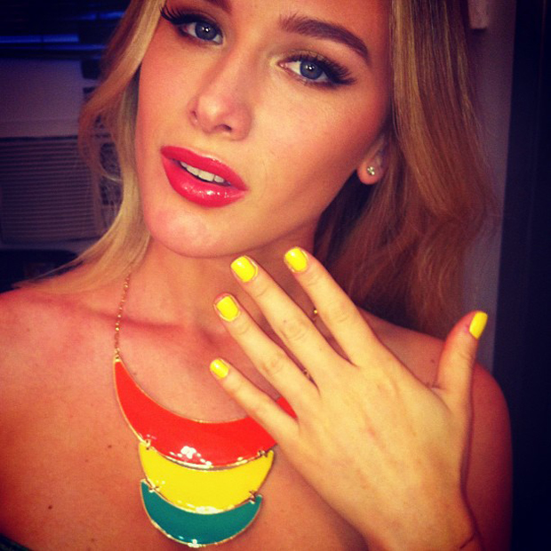 Fiorella Mattheis pinta as unhas de amarelo (Foto: Instagram / Reprodução)