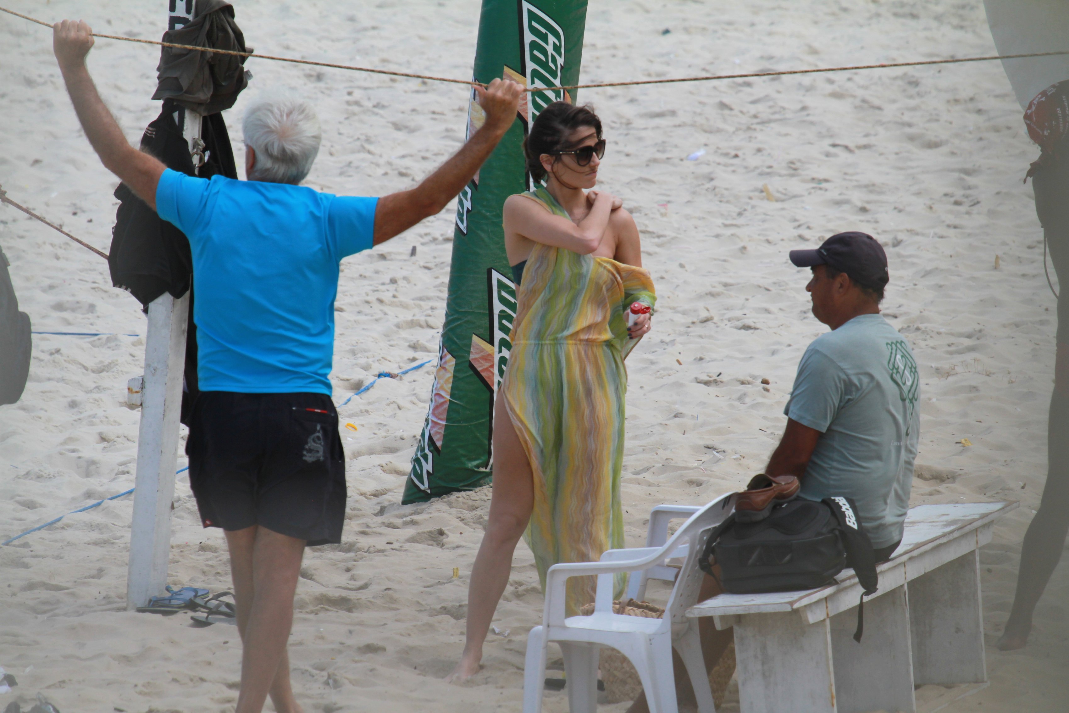 Deborah Secco esteve na praia da Barra da Tijuca, no Rio