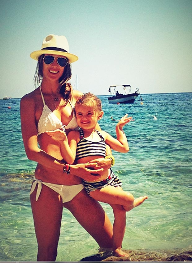 Alessandra Ambrósio posta foto com a filha na Sicília (Foto: Twitter/Reprodução)
