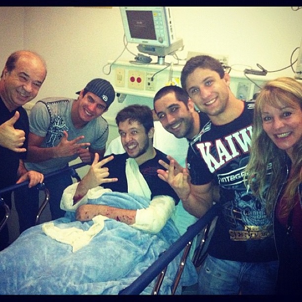 O cantor Bruno, do KLB, no hospital Albert Einstein, após ser atropelado (Foto: Reprodução / Twitter)