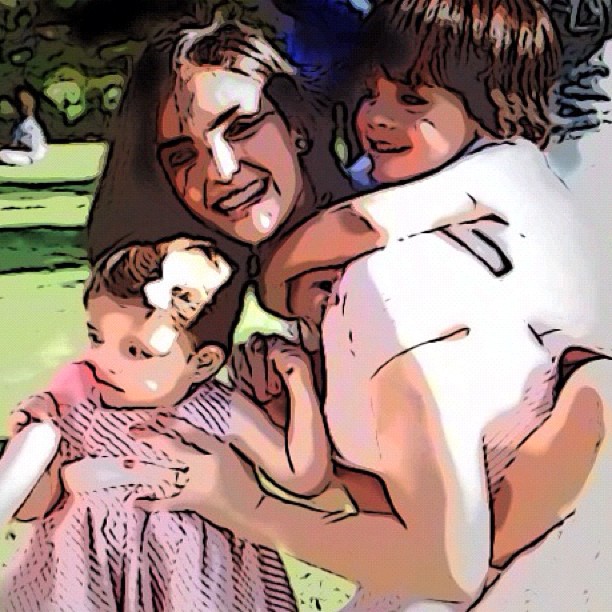 Carol Celico posra foto com os filhos (Foto: Reprodução/Instagram)