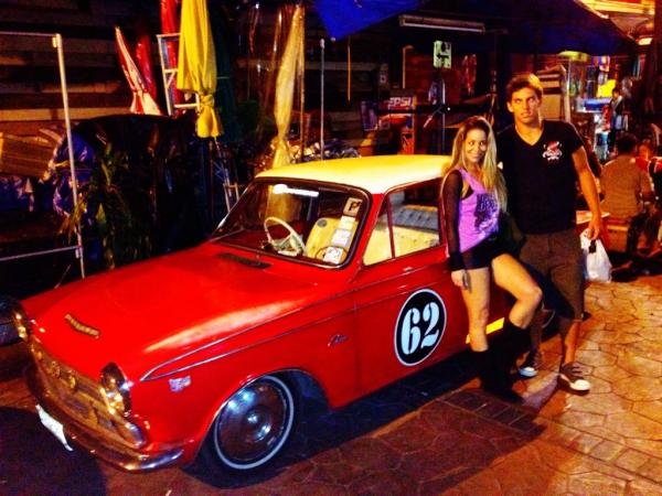 Namorado de Danielle Winits anda de carro novo com a atriz na Tailândia (Foto: Twitter/Reprodução)