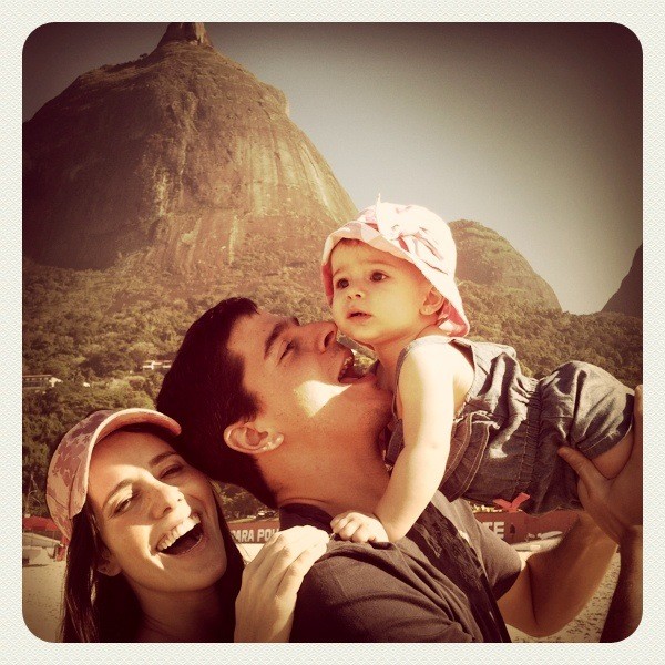 Fernanda Pontes posta foto com marido e filha (Foto: Reprodução/Twitter)