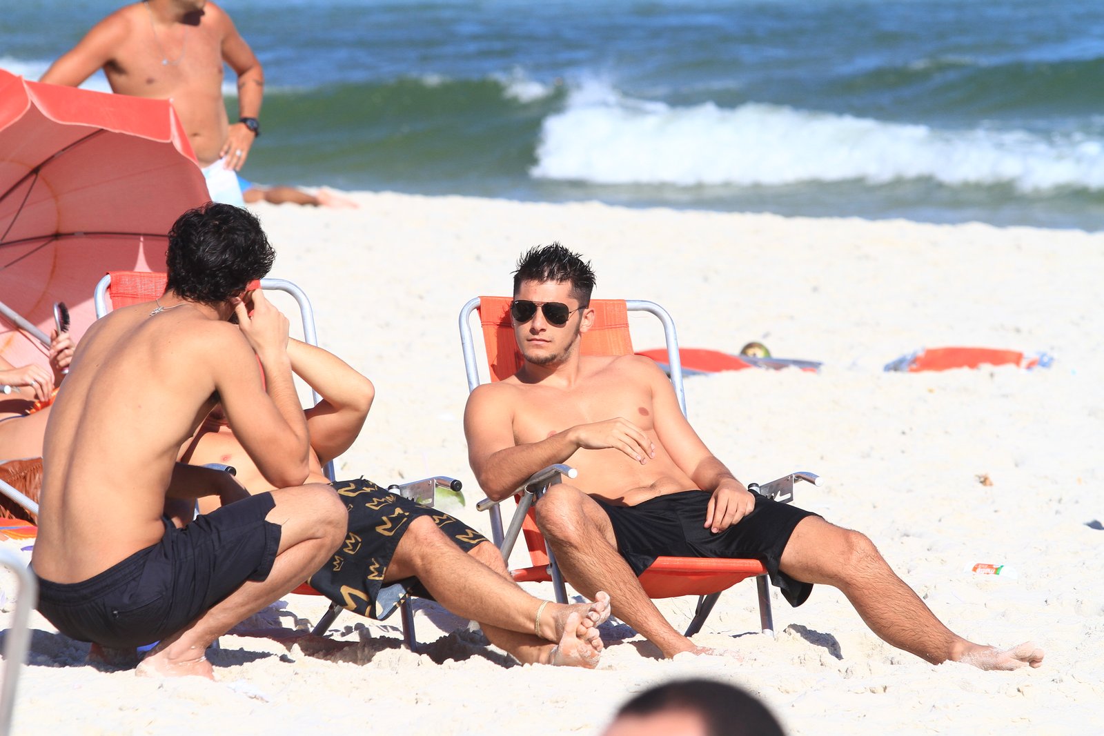 Bruno Gissoni aproveitou tarde com os amigos na praia da Barra da Tijuca, na Zona Oeste do Rio