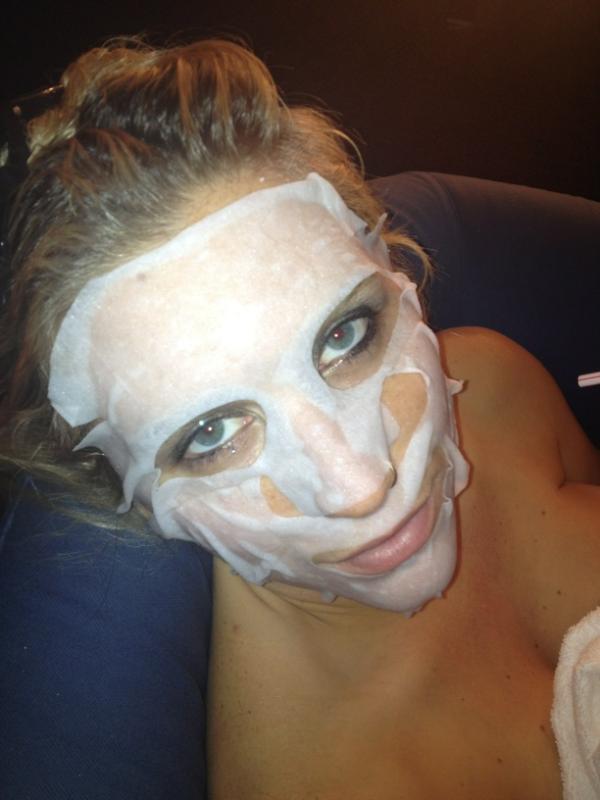 Ke$ha posta foto com máscara facial (Foto: Reprodução/Twitter)