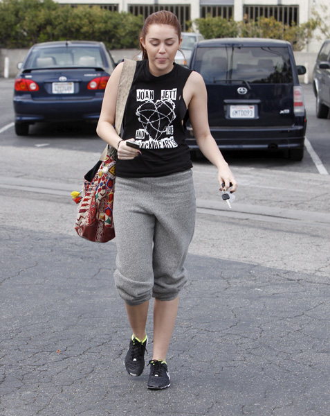 Miley chamava atenção pelos quilinhos a mais em março de 2011.