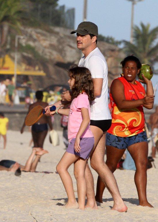 Marcelo Serrado brinca com a filha na praia (Foto: André Freitas / AgNews)