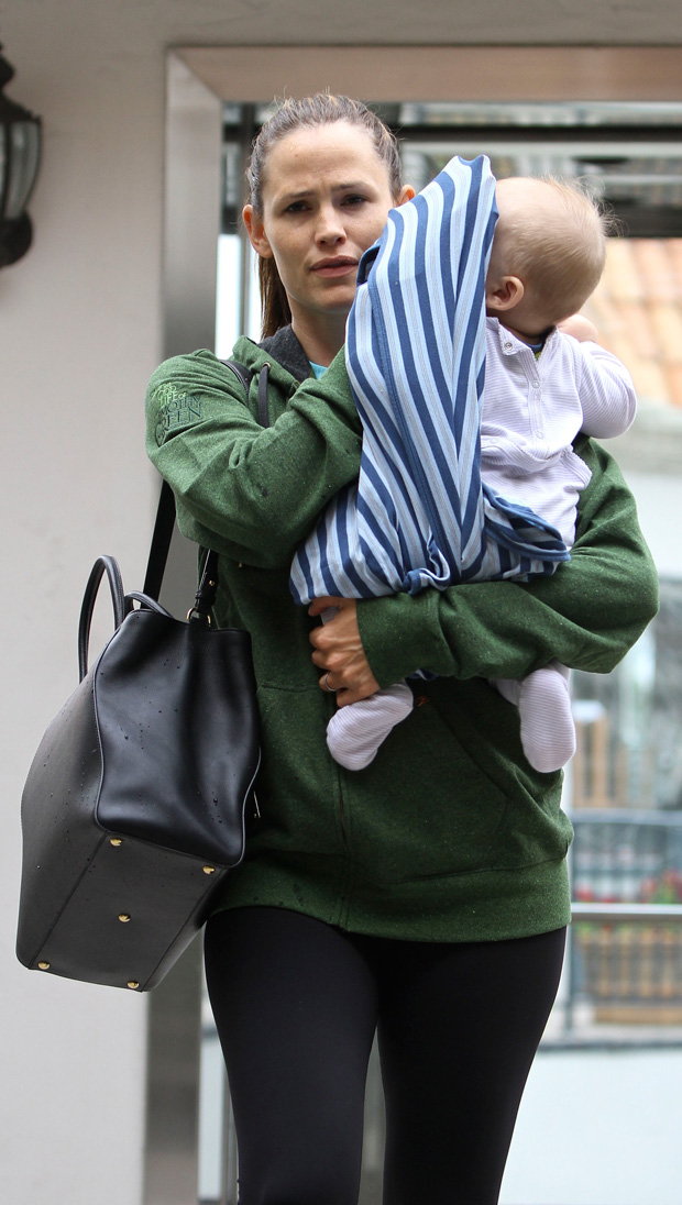 Jennifer Garner com o filho, Samuel (Foto: Grosby Group)