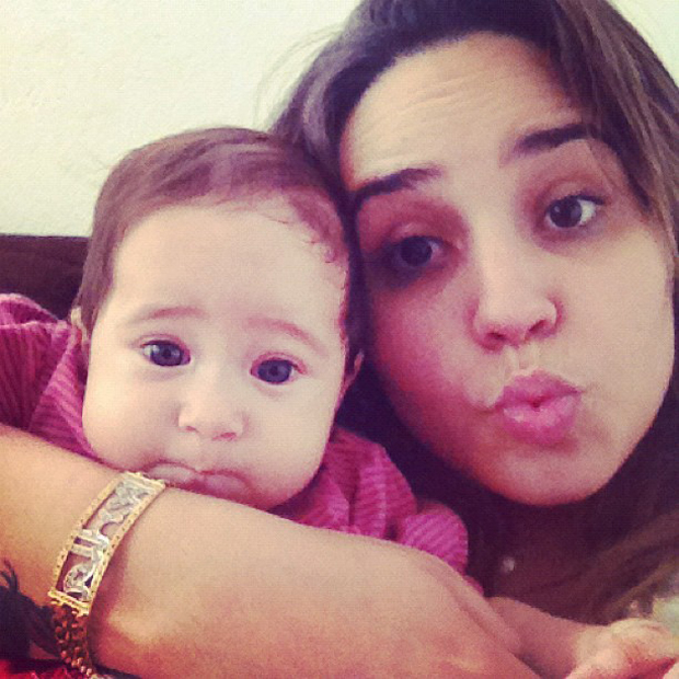 Perlla com a filha, Pérola (Foto: Instagram / Reprodução)