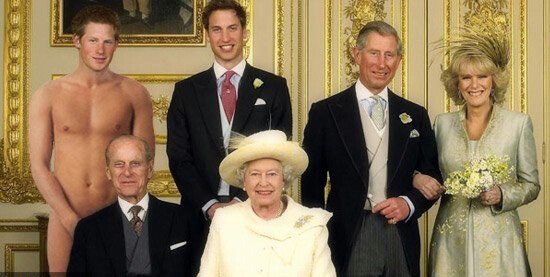 Príncipe Harry pelado em foto com a Família Real (Foto: Reprodução)