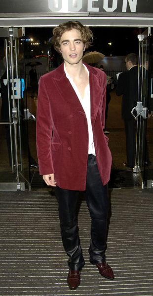 Em 2005, Robert Pattinson ainda estava longe da imagem atual de galã teen, como pode ser comprovado por sua foto na pré-estreia de "Harry Potter e o Cálice de Fogo", em Londres