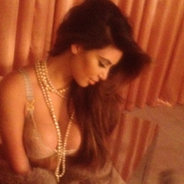 Kim Kardashian aparece de sutiã em ensaio (Foto: Instagram/ Reprodução)