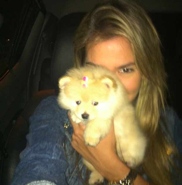 Adriana posta foto com seu cachorrinho (Foto: Reprodução/Instagram)