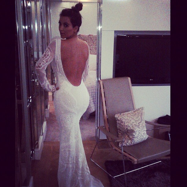 Kim Kardashian posa usando um vestido com um enorme decote nas costas (Foto: Instagram/ Reprodução)