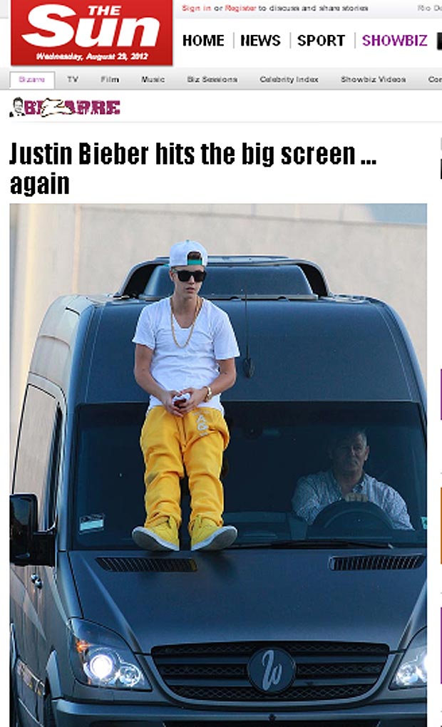 Justin Bieber chega para ensaio no capô de van (Foto: The Sun/Reprodução)